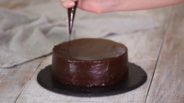 Chef decorar o bolo com chocolate derretido. — Vídeo de Stock