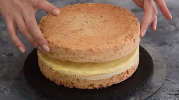 Primer plano de las manos de la mujer haciendo dulce pastel de Kiev con crema de mantequilla blanca. — Vídeos de Stock