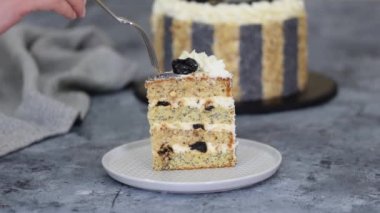 Kuru erik, fındık ve haşhaş tohumlu lezzetli bir pasta..