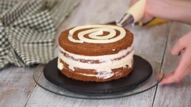 Pasta şeflerinin elleri kremalı havuçlu kek yapıyor..