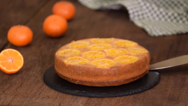 Pastel de mandarina casero al revés. Hornear en casa. — Vídeos de Stock