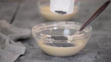 Pasta hamuruna haşhaş tohumu ekliyorum. Sünger keki için hamuru hazırlıyorum..