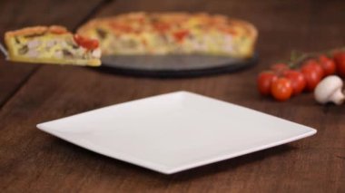 Bir parça tavuklu kiş lorraine mantarlı, domatesli.