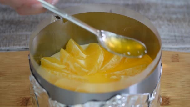 Mujer hace pastel de mousse con naranjas y jalea. — Vídeos de Stock