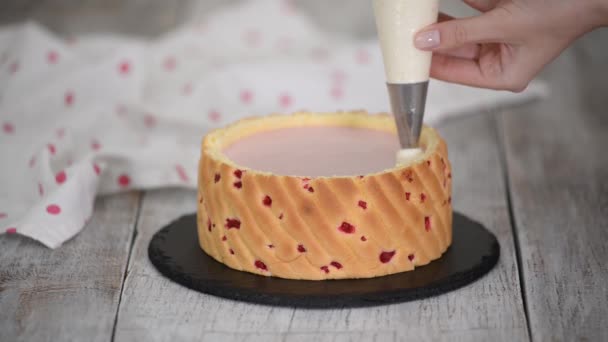 Chef decorando pastel de mousse de frambuesa.El chef de pastelería prepara y decora el pastel. — Vídeos de Stock