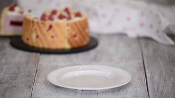 Kawałek warstwowego ciasta malinowego. — Wideo stockowe