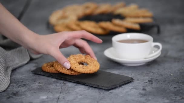 Печенье с арахисом и чашкой чая на деревянном столе. — стоковое видео