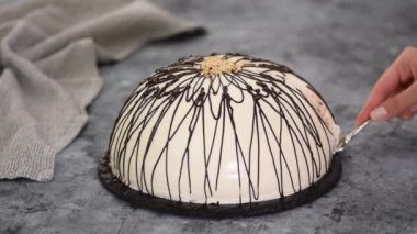 Ekşi kremalı ve ananaslı ev yapımı bisküvi keki. Ganache ile süslenmiş..