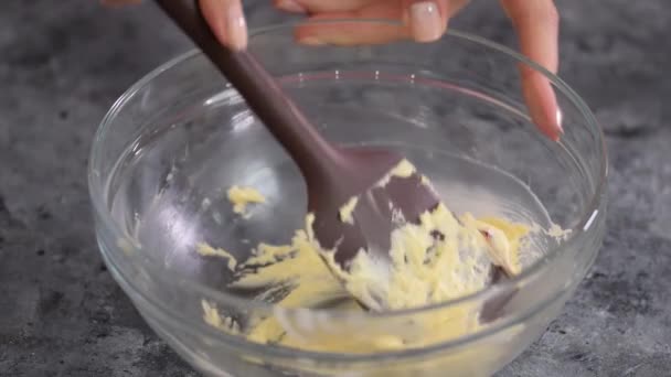 Fırıncının eli kapalıyken kaseye besin rengini krem ve silikon spatulayla karıştır.. — Stok video
