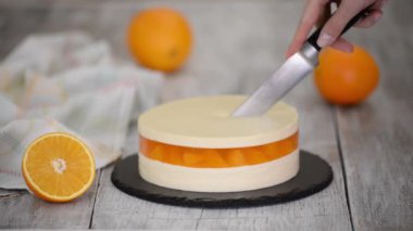 Jöleli ve portakal dilimli portakallı kek..