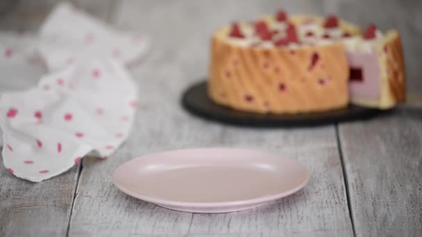 Кусок малинового пирога с малиной. — стоковое видео
