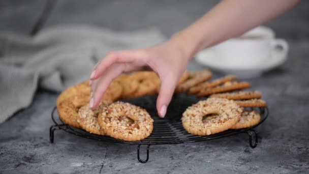 Anel de biscoito Shortbread com amendoim no rack de refrigeração. — Vídeo de Stock