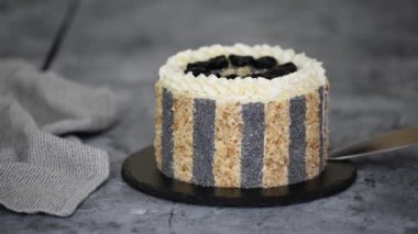 Kuru erik, fındık ve haşhaş tohumlu lezzetli bir pasta.