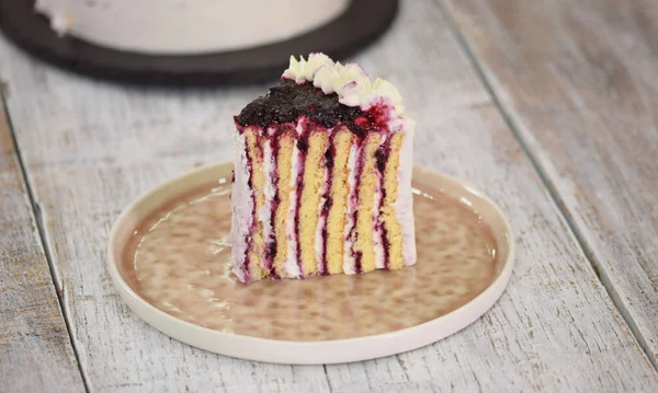 Ev yapımı dikey kat kuşüzümü reçelli kek.