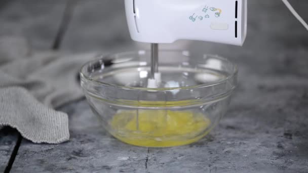 Kitchen hand mixer whips a egg white. — Stock Video