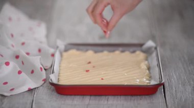 Pasta şefi elleri pasta hamuruna donmuş ahududu serpiyor..