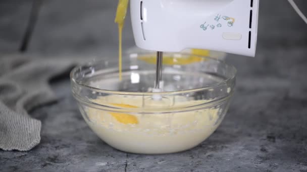 Процесс приготовления вкусного крема для торта. — стоковое видео