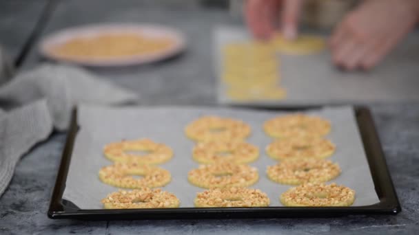 准备烘焙圆圆的饼干，用切碎的花生和羊皮纸铺在烤纸上. — 图库视频影像