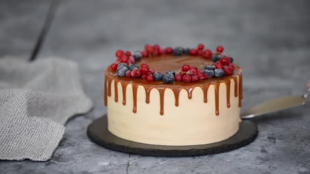 Delicioso pastel de caramelo con bayas congeladas de verano. — Vídeos de Stock