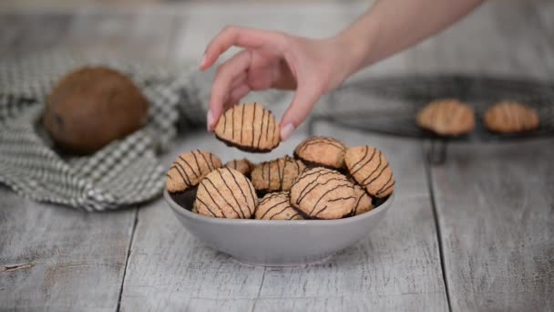 Здоровое домашнее кокосовое печенье с шоколадом. — стоковое видео