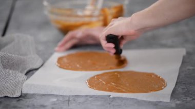 Çiğ karamel hamurunu kağıt üzerine seriyorum..