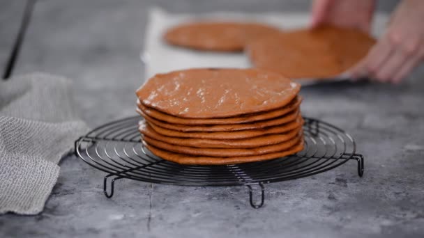En stapel med lager kakor för sockerkaka på kylställ. — Stockvideo
