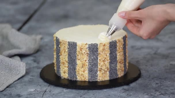 Confiseur décoré d'un gâteau biscuit à la crème blanche. — Video