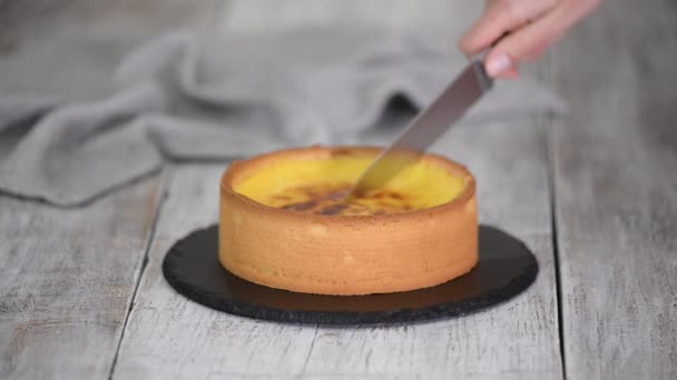 Κοπή γαλλική φλάν ζαχαροπλάστη με μαχαίρι κουζίνας. — Αρχείο Βίντεο