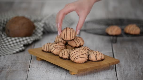 Heerlijke kokoskoekjes met chocolade. — Stockvideo