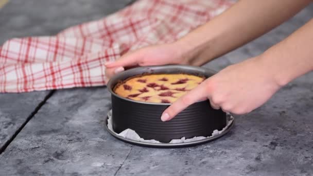 Nahaufnahme der Hände einer Frau, die den Schimmel vom Käsekuchen entfernt. — Stockvideo