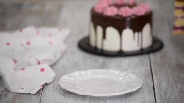 Ev yapımı vanilyalı vişneli kek..