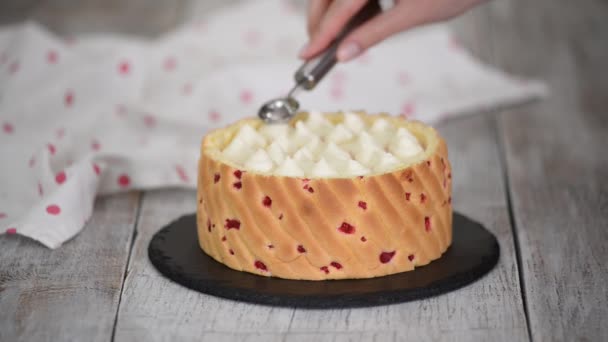 Chef decorando bolo de mousse de framboesa O chef de pastelaria prepara e decora o bolo. — Vídeo de Stock