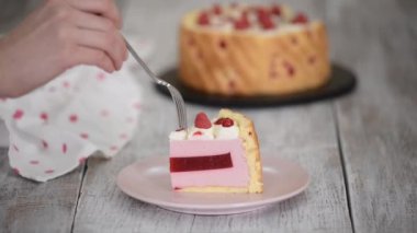 Katmanlı ahududu kremalı pasta..