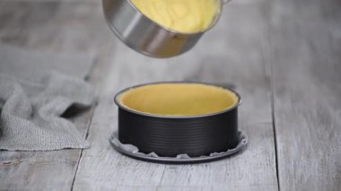 Turta hamuruna krema döken kadın. Meyveli pasta yapma süreci.