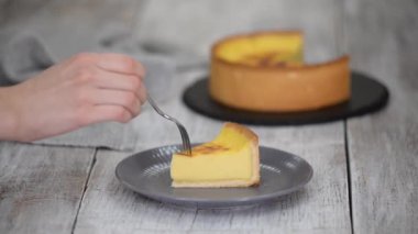 Bir parça tatlı pastacı pastacı. Geleneksel Fransız Kremalı Turtası.
