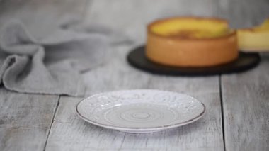 Bir parça tatlı pastacı pastacı. Geleneksel Fransız Kremalı Turtası.