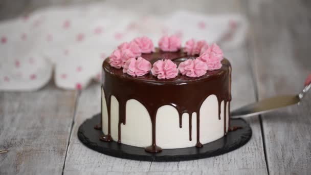 Deliziosa torta di ciliegie fatta in casa. Torta decorata con fiori rosa crema. — Video Stock