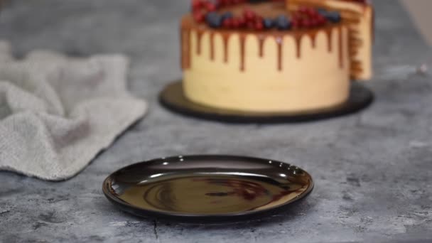 Pièce de gâteau au caramel en couche avec crème et baies fraîches. — Video