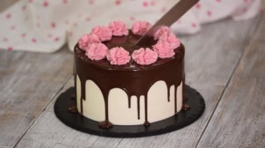 Yakın plan, güzel pastayı bıçakla dilimleyin..