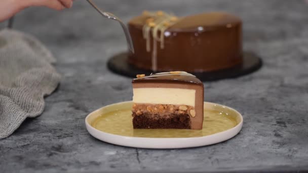 Lätt chokladkola jordnötsmousse tårta, snickers på en tallrik. — Stockvideo