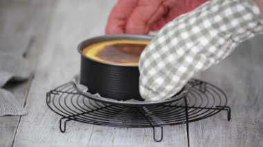 Yeni pişmiş Fransız turtası pastacısı. Geleneksel Fransız Kremalı Turtası.