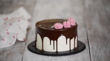 Pasta şefi evde pasta hazırlar ve dekore eder..