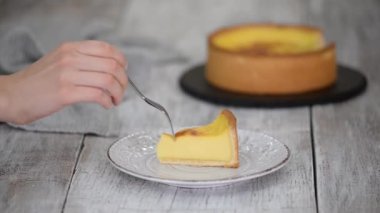 Bir parça tatlı pastacı pastacı. Geleneksel Fransız Kremalı Turtası.