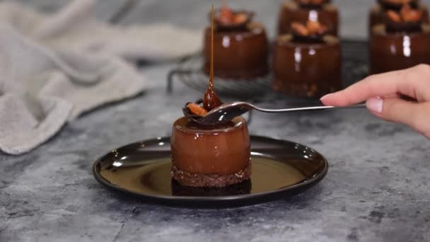 Mini-Mousse-Dessert mit Schokoladenspiegelglasur überzogen. Moderner europäischer Kuchen. — Stockvideo