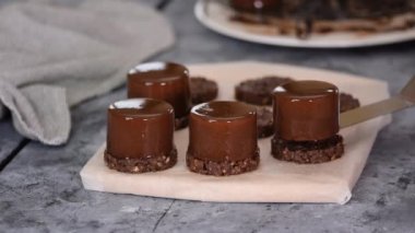 Çikolatalı kremalı pasta yapma süreci. Modern Avrupa pastası.