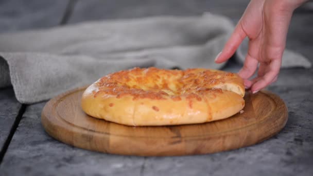 Свіжоспечений хачапурі з сиром на дерев'яному столі . — стокове відео