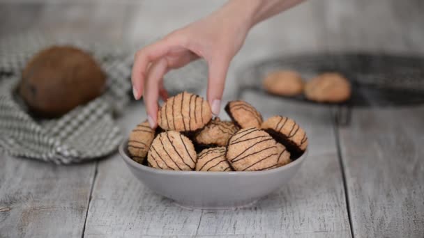Biscotti di cocco fatti in casa sani con cioccolato. — Video Stock