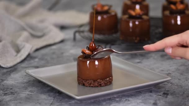 Mini mousse bakverk dessert täckt med choklad spegel glasyr. Modern europeisk tårta. — Stockvideo