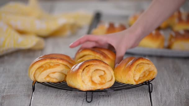 Frisch gebackene Hefegebäck mit Marillenmarmelade. — Stockvideo