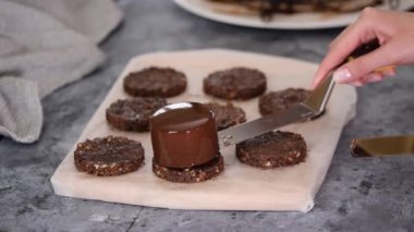 Çikolatalı kremalı pasta yapma süreci. Modern Avrupa pastası.